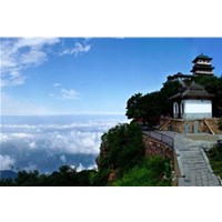 济源王屋山群峰环绕、丘阜卑围，独具